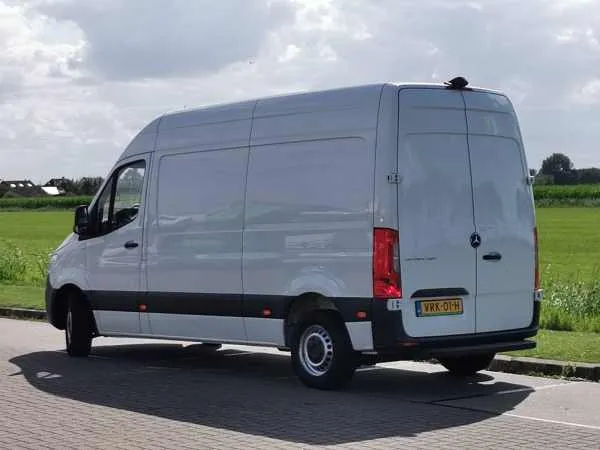 Mercedes-Benz Sprinter 314 L2H2 MBUX RWD Image 5